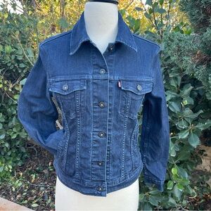 LEVI STRAUSS ~ Dark Wash Stretch Denim Jacket ~ Classic Levi’s Details ~ Small